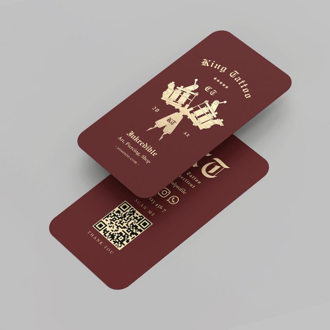 Cartão De Visita Artista de Tatuagem Moderna Monograma Vermelho Esc (Modern Tattoo Artist Monogram Gold Dark Red QR Business Card
)