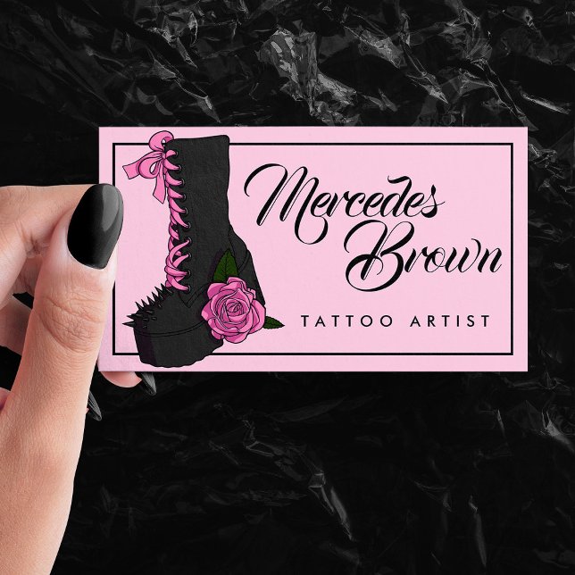 Cartão De Visita Artista de Tatuagem Rosa de Arranque de Script Gót (Gothic Script Boot Pink Tattoo Artist Business Card)