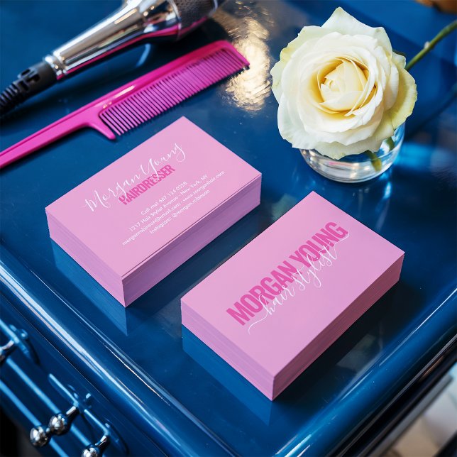 Cartão De Visita Assinatura de script de estilista de cabelo branco (Modern pink white hair stylist script signature)