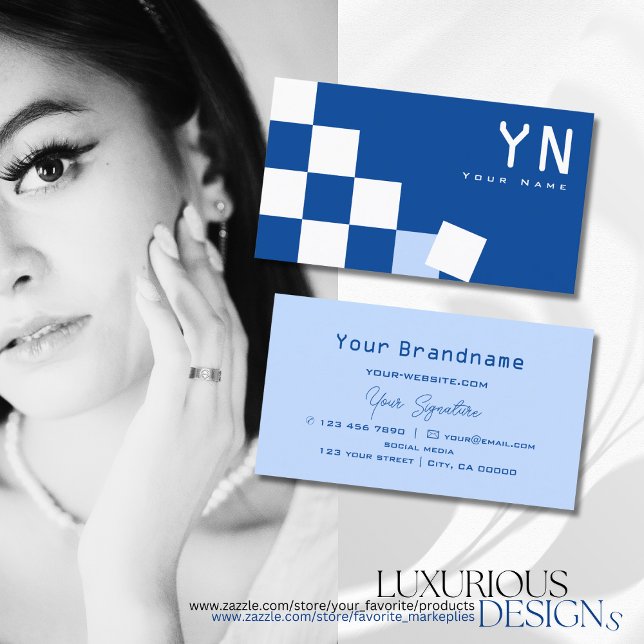 Cartão De Visita Azul e branco verificados com monograma moderno (Criador carregado)