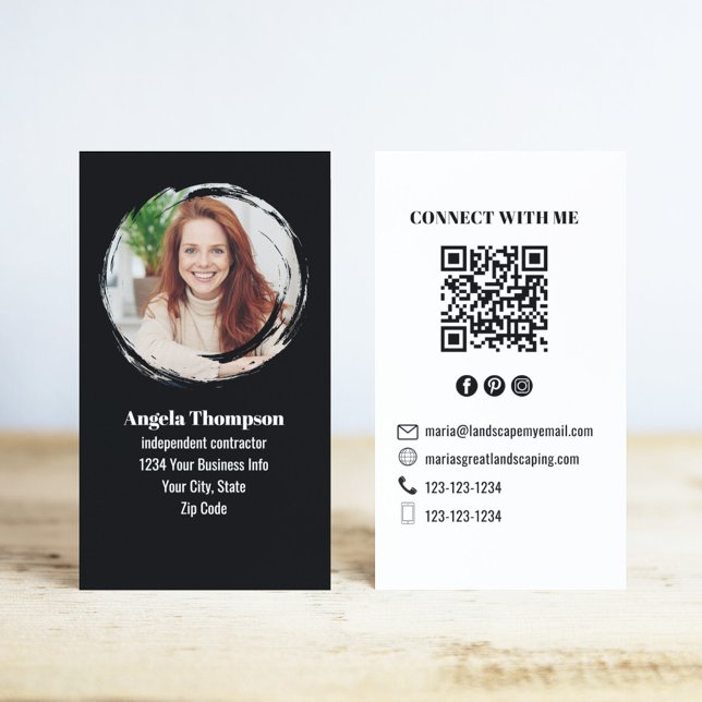 Cartão De Visita Black and White Photo QR Code Connect with Me (Business card with black and white with QR code template.)