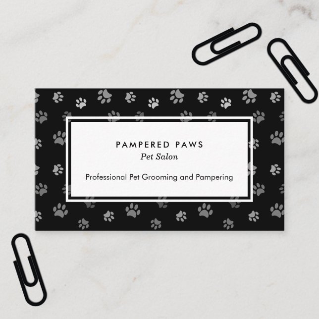 Cartão De Visita Black White Paw Imprime Salão de Animais de Compan (Black White Paw Prints Professional Pet Salon Business Card)