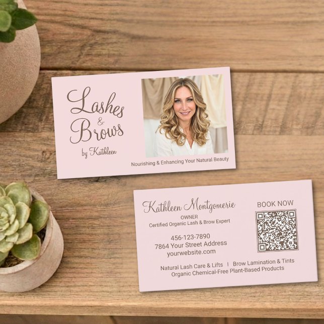 Cartão De Visita Blush Pink Script Photo QR Code Lashes and Brows (Criador carregado)