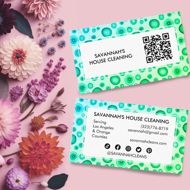 Cartão De Visita Bolhas Verdes Limpeza Mínima de Casa Janitorial QR (Social media icons and QR code on this fully customizable business card with a green bubble design)