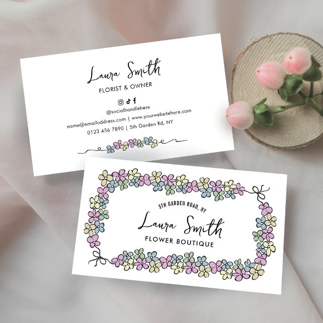 Cartão De Visita Botânica de Mão Moderna Floral Elegante (Feminine floral design business cards with hand drawn flower motifs and trendy script fonts)
