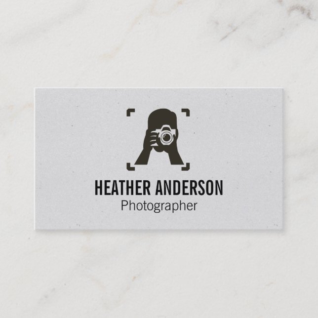 Cartão De Visita Cameraman Holding Camera (Frente)