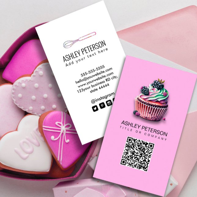 Cartão De Visita Catarina de Cupcake doce Código QR rosa (Business card featuring vibrant, delicious-looking cupcakes with diverse and imaginative toppings. )