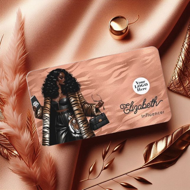 Cartão De Visita Chefe de Mão Negra rosa, Dourada e Dourada Tigre (Rose Gold and Gold Tiger Skin Black Woman Boss Business Card)