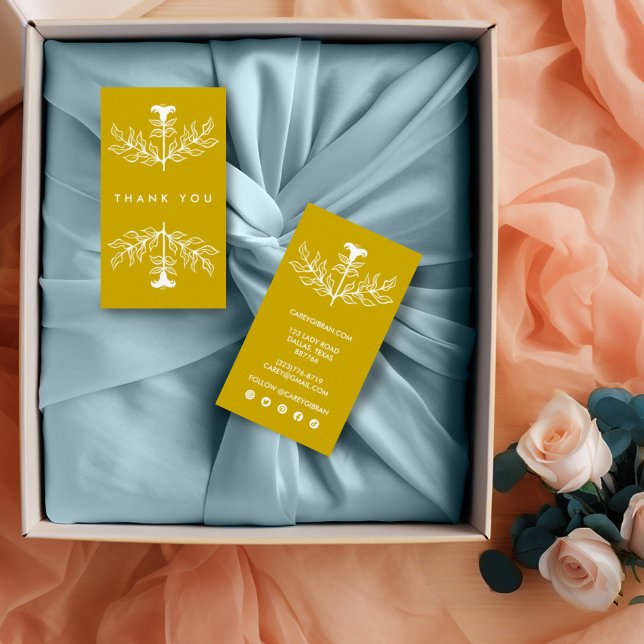 Cartão De Visita Chic Elegant White Lily Order Obrigado A Comprar (Mustard yellow thank you business cards with white lily design and social media icons.)