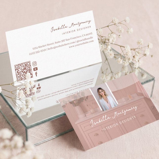 Cartão De Visita Chic Luxo Rosa Roteiro Designer de Interiores Foto (Chic Luxury Pink Script Interior Designer Photo QR Business Card)