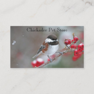 Cartão De Visita Chickadee na neve de queda com bagas vermelhas