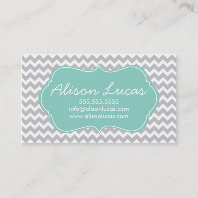 Cartão De Visita Cinzas e Tiras Modernas de Chevron Verde-Casa (Frente)