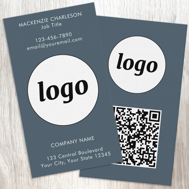 Cartão De Visita Código QR de Texto de Logo Simples Vertical Cinza  (Simple logo with QR code custom text business branding promotional charcoal gray business card)