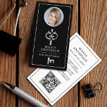 Cartão De Visita Código QR do Agente Imobiliário de Chave do Vintag<br><div class="desc">Cartão de visita elegante com uma bela chave com código QR. Adicione seu nome,  foto e detalhes de contato para fazer uma primeira impressão duradoura.</div>