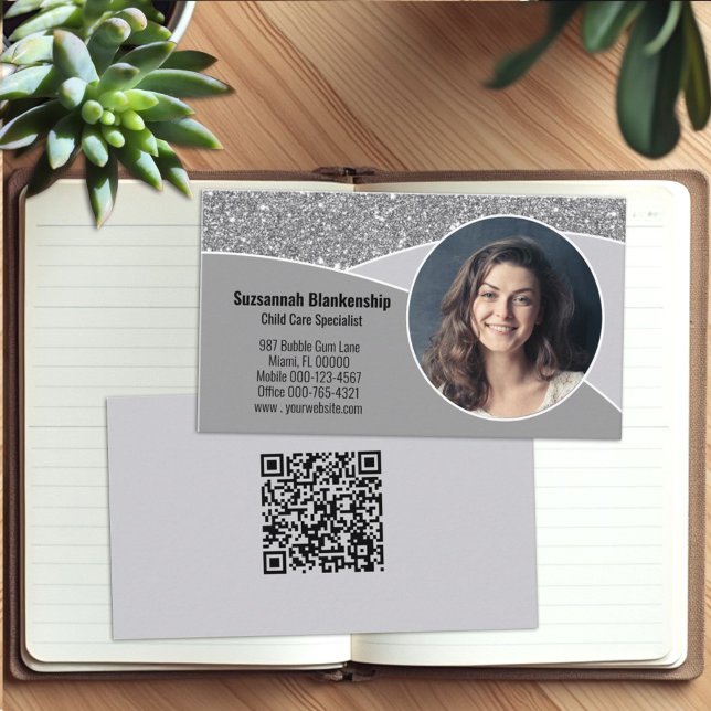 Cartão De Visita Código QR do Nanny Foto Personalizada Faux Silver  (Business card qr code and photo template)