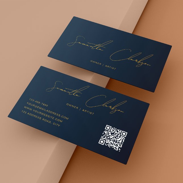 Cartão De Visita Código QR Moderno Azul Marinho e Dourado Letra Man (Criador carregado)
