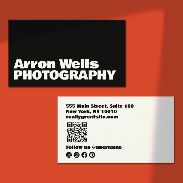 Cartão De Visita Código QR Moderno preto e branco (bold black and white typography business card design - white font with black background)