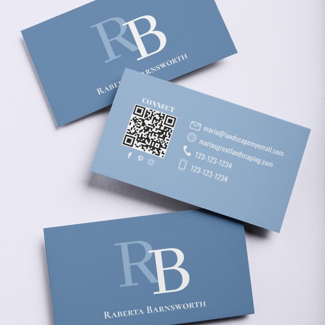 Cartão De Visita Código QR Monograma Azul Simples | Conecte-se Comi (Blue and white style business card template with simple monogram.)