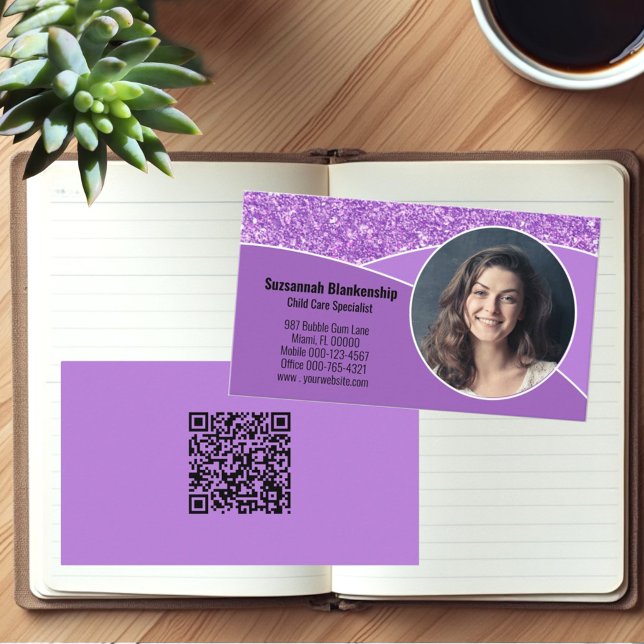 Cartão De Visita Código QR roxo de foto personalizado da babá profi (Custom photo & QR code template business card design)