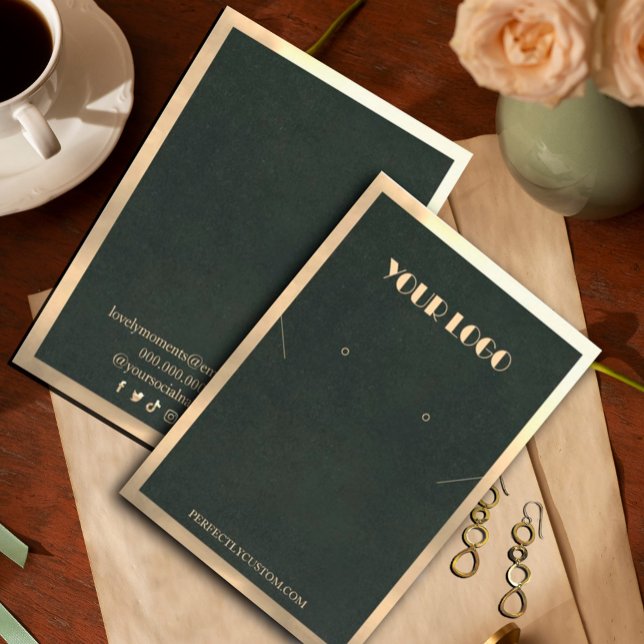 Cartão De Visita Colar Dourado Verde Anéis modernos (Green Gold Frame Modern necklace earrings Business Card#diyjewerlydisplay #zazzlemade#modernjewelry)