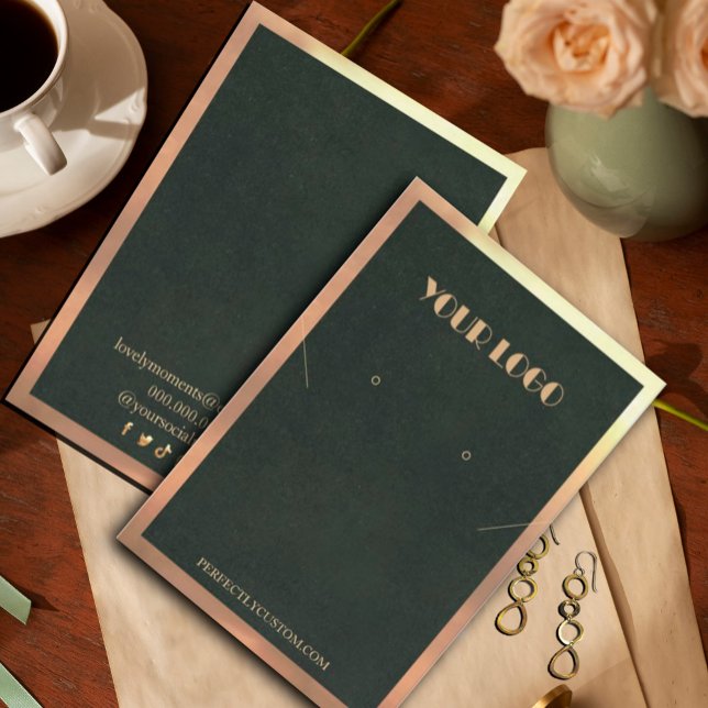 Cartão De Visita Colar Dourado Verde Anéis modernos (Green Gold Frame Modern necklace earrings Business Card #diyjewerlydisplay #zazzlemade#modernjewelry)