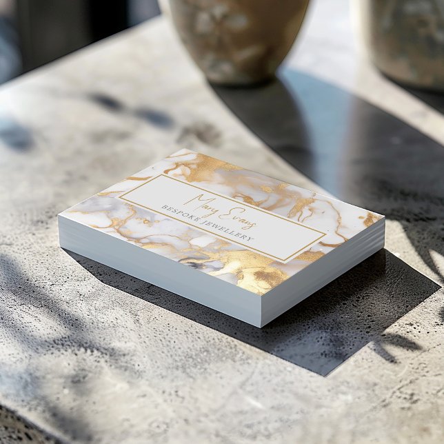 Cartão de visita com efeito de mármore branco e do (This unique card features a luxury white and gold pattern.)