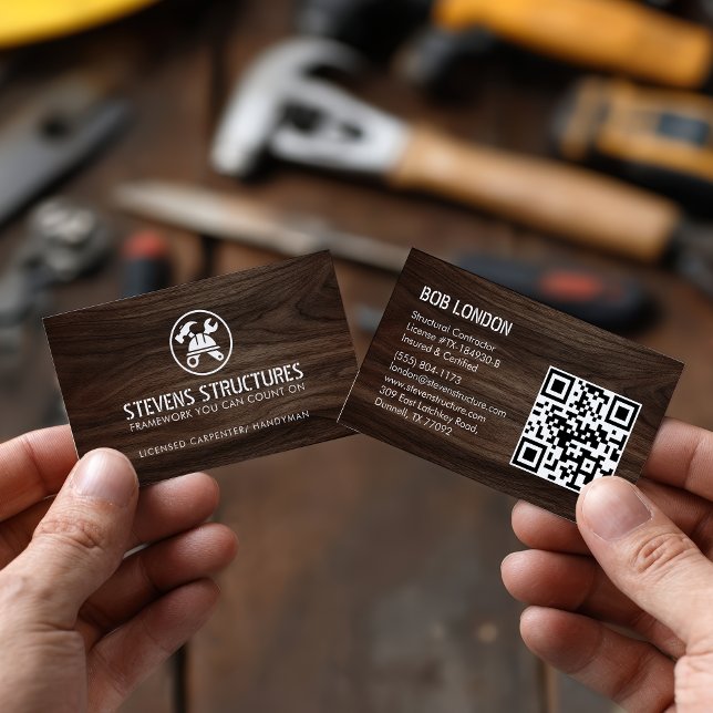 Cartão De Visita Construção de madeira escura a frio Código QR Cont (Bold Dark Wood Construction QR Code Contractor Business Card)