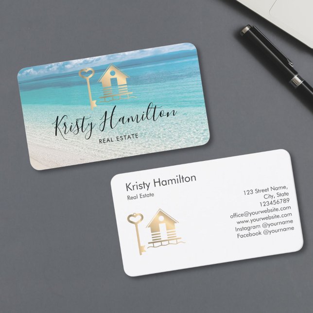 Cartão De Visita corretor imobiliário casa de areia (real estate agent business card with house on the water and golden key, beach background)