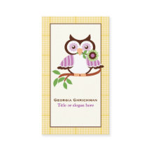 Coruja de primavera em um galho, borda xadrez amar