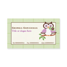 Coruja de primavera em um galho, xadrez verde