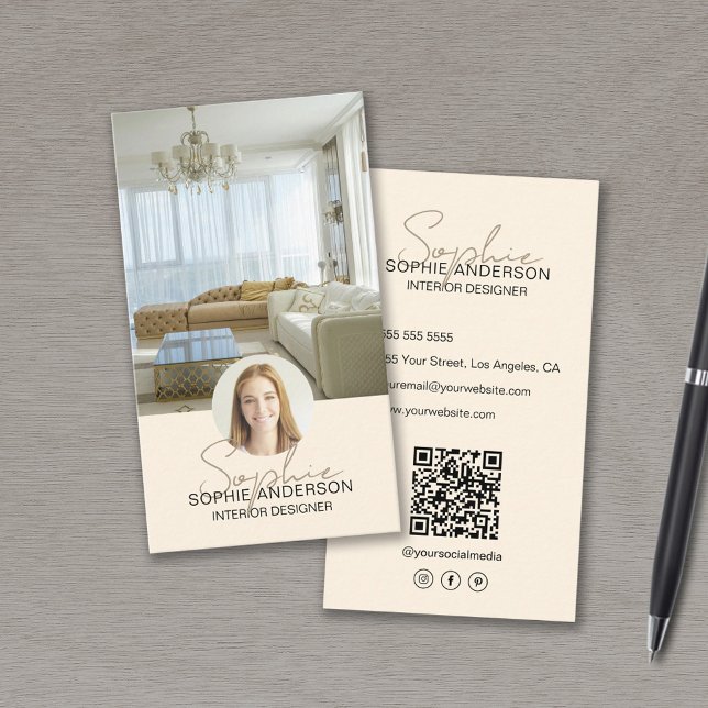 Cartão De Visita Creme de Nome de Script QR do Designer Interior (Interior Designer Photo QR Script Name Cream Business Card)