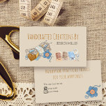 Cartão De Visita Criação artesanal Fios Vintagem Vintage Creme<br><div class="desc">Cartões de visitas personalizados para vendedores de produtos artesanais, tais como crochê, costura, tricotagem ... O design apresenta uma tipografia de fontes moderna para o texto "criações artesanais por", que você pode editar se quiser. Apresenta uma ilustração ao estilo do país de uma casca de fio, embelezamentos, botões e agulhas...</div>