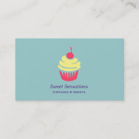 Cupcake rosa e amarelo com cereja no topo