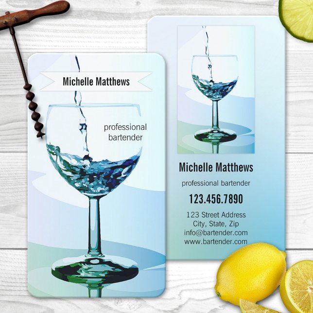 Cartão de visita de barman profissional moderno (Simple bartender business card with a painting of a glass with a liquid being poured in)