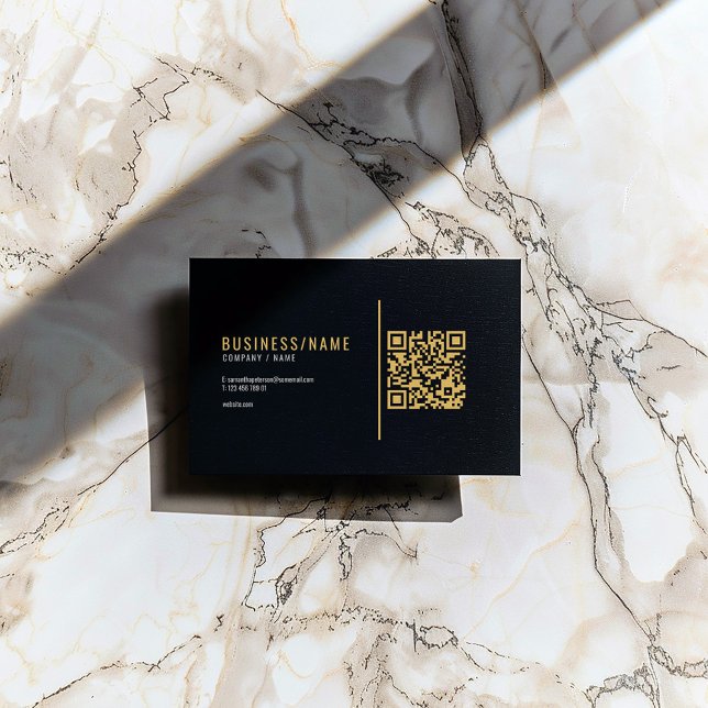 Cartão de visita de código QR preto e ouro (Black and gold coloured QR code business card with space for your own QR code.)