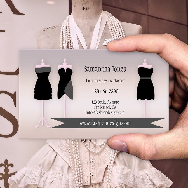 Cartão de visita de costura ou de costura por cost (Modern business card featuring examples of dresses on a chic pink grey background)