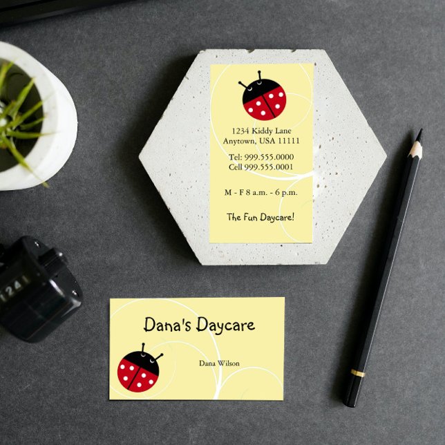 Cartão de visita de Cuidados de Dia de Ladybug Ama (Yellow Ladybug Daycare Business Card)