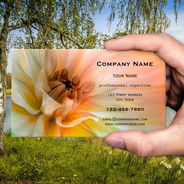 Cartão de Visita de Flor Artística (Business card featuring a gorgeous flower in peach and green)