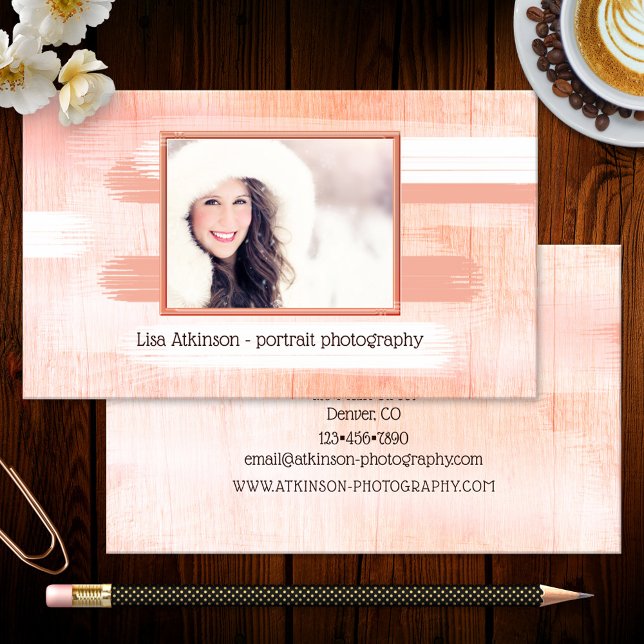 Cartão de visita de Fotógrafo De Madeira Pintada P (Business card template featuring your own photo framed by a modern wood design with painted stripes)
