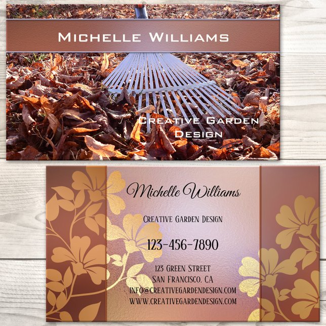 Cartão de visita de paisagismo do Design de jardim (Gardener business card featuring a rake and an artistic floral design in gold and rose gold)