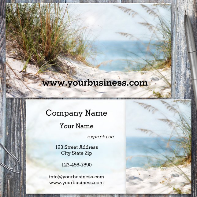 Cartão de visita de praia (Business card template with a relaxing image of a beach and the ocean)