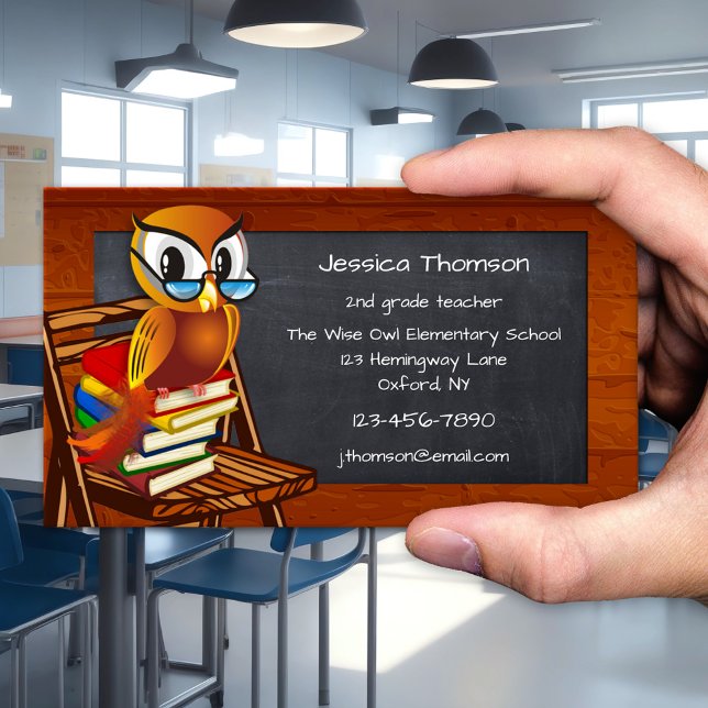Cartão de visita de professor de coruja-branca (Business card featuring a cartoon owl on a pile of books. Great for a teacher or substitute teacher.)