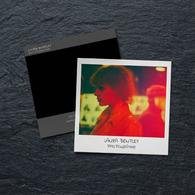 Cartão de visita de quadrado de fotos instantâneas (Retro style instant photo square business card.)