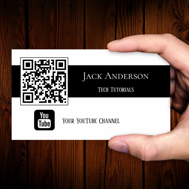 Cartão de visita de Vlogger Preto e Branco do Códi (Minimalist business card featuring your photo or QR code and a YouTube logo)