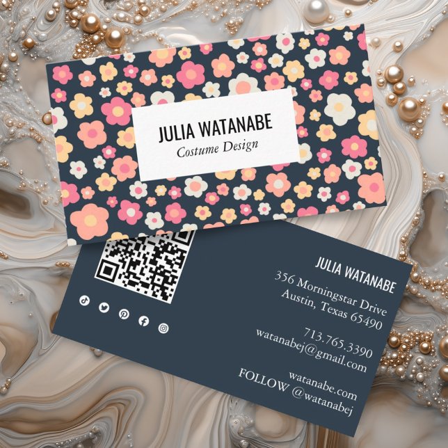 Cartão De Visita Doces Daisies Floral QR Code Social Media Chic (Colorful daisy pattern business card with custom QR code and social media icons)