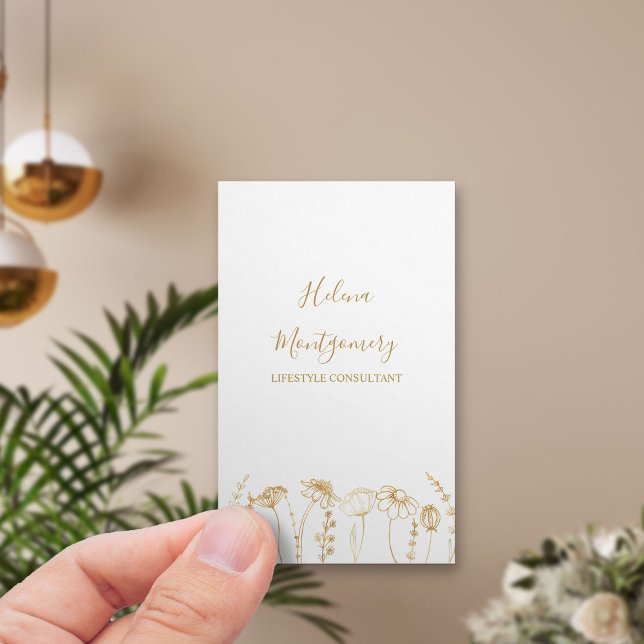 Cartão De Visita Dourado Desenho Feminino de Flor Selvagem (Simple elegance - vertical business card in white with gold wildflowers)