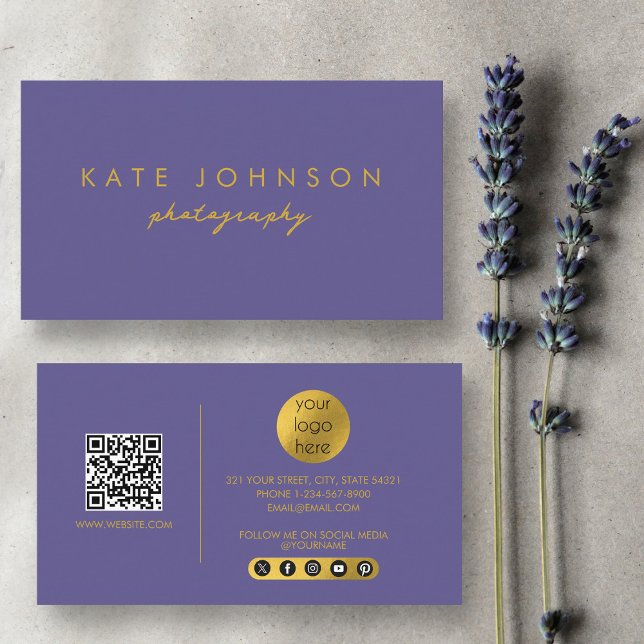 Cartão De Visita Dourado Roxo Script QR Code Social Media B (Purple Gold Modern Script QR Code Social Media B Business Card)