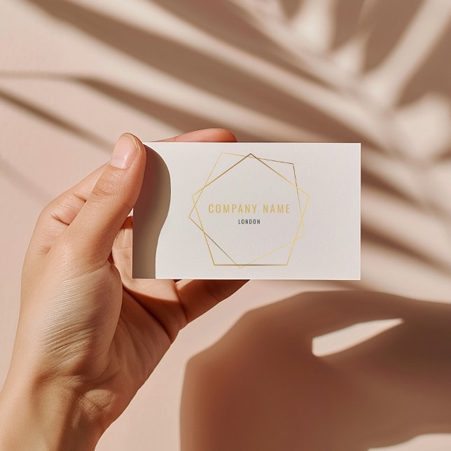 Cartão De Visita Efeito dourado geométrico (Modern business card with luxury gold effect geometric pentagon and elegant script.)