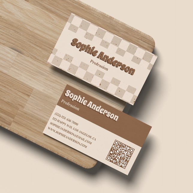 Cartão De Visita Elegant Beige & Brown Checkerboard with QR Code (Criador carregado)
