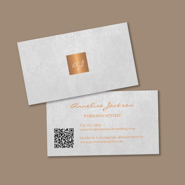 Cartão De Visita Elegant luxury gold white monogram QR code (Criador carregado)